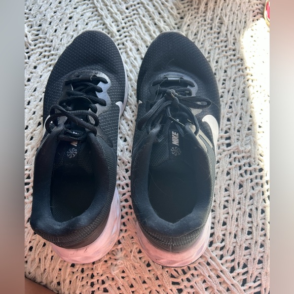 Nike running shoe. size 9. - Picture 2 of 3